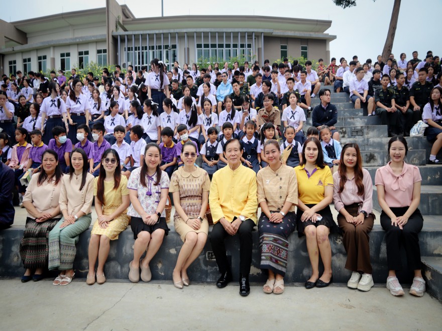 กิจกรรมตักบาตรพระสงฆ์ เนื่องในสัปดาห์วันออกพรรษา และร่วมรำลึกวันนวมินทรมหาราช